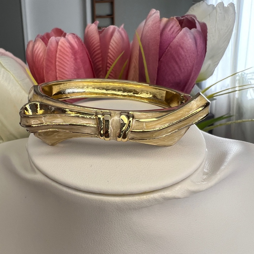 Cream and Gold Bow Enamel Bangle